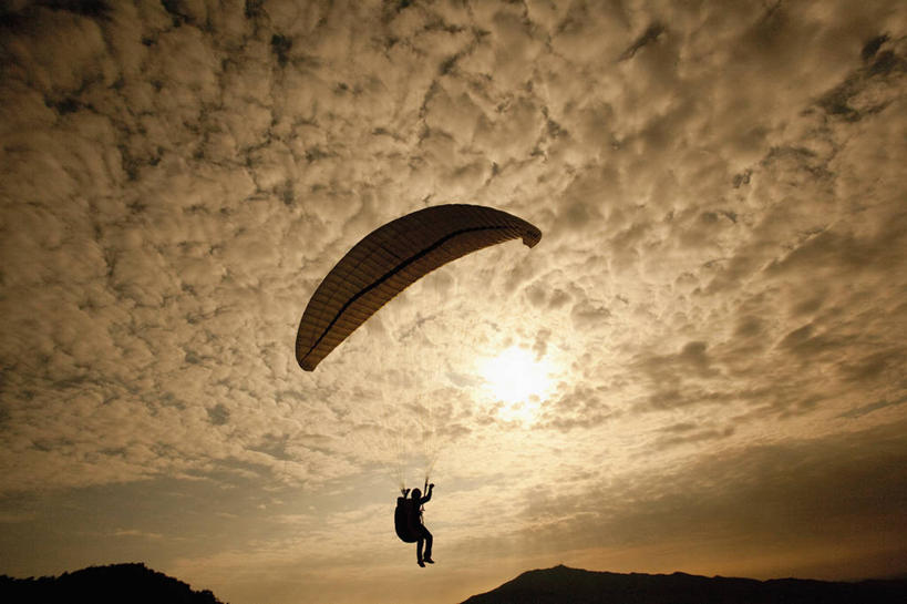 东方人,一个人,横图,室外,白天,锻炼,运动,跳伞,日落,山,山脉,降落伞,亚洲,仅一个男性,仅一个人,阴影,光线,影子,山峰,晚霞,霞光,落日,山峦,背光,着陆,黄种人,仅一个年轻男性,背面,阳光,黄昏,群山,彩霞,登陆,载具,下降,降落,逆光,夕照,薄暮,航空工具,减速器,体育,跳伞运动,男人,男性,年轻男性,亚洲人,夕阳,彩图,全身,健身,傍晚,斜阳