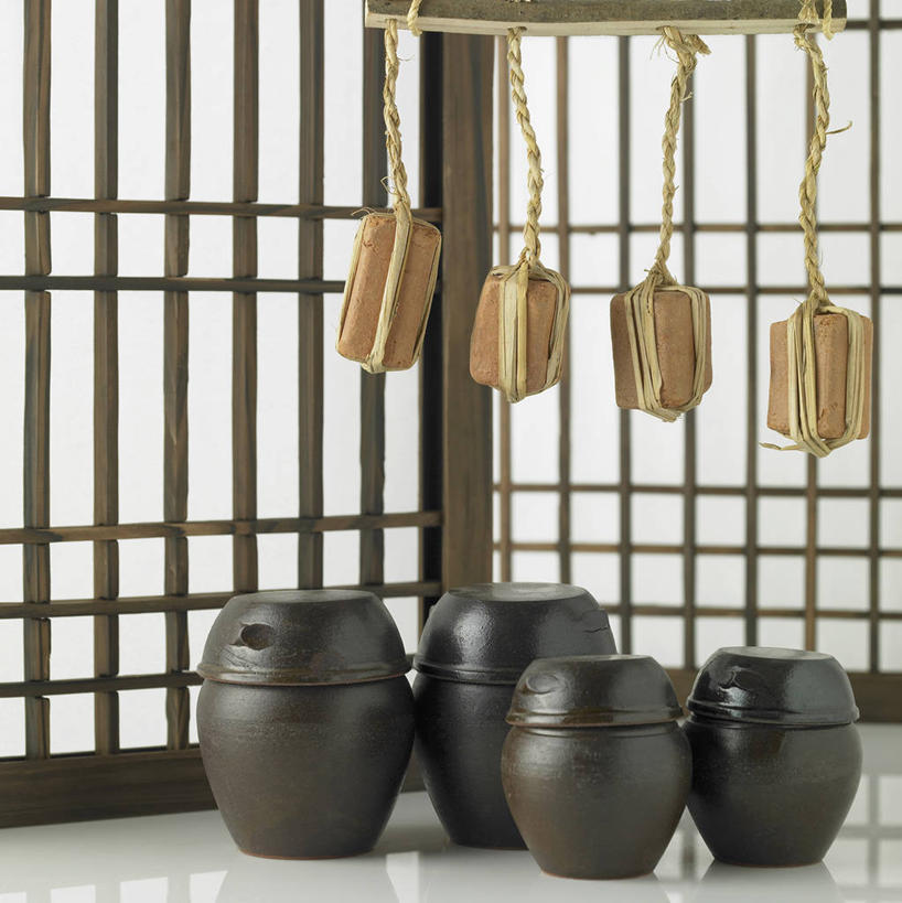 无人,竖图,室内,白天,正面,植物,窗户,桌子,豆,大豆,蔬菜,一排,阴影,新鲜,整齐,并列,并排,反射,包装,包装纸,罐子,麻绳,影子,纸,陶瓷,豆类,豆子,毛豆,食品,陶瓷制品,纸张,食物,排列,瓶子,绳子,四个,摄影,木窗,有机食品,绿色食品,影棚,绳索,包装材料,队列,平行,豆科,枝豆,黄豆,彩图,影棚拍摄,拍摄