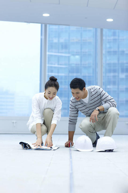 东方人,两个人,高楼大厦,蹲,说,竖图,室内,白天,正面,度假,讨论,美景,雾,窗户,装修,城市风光,城市,大厦,建筑,摩天大楼,帽子,照明,亚洲,握,指,阴影,服装,朦胧,模糊,时间,反射,测量,时钟,手表,头盔,图纸,影子,刻度,景观,灯光,设计图,拿,计时,拿着,注视,指点,休闲装,黄种人,文化,娱乐,建设,顶灯,玻璃窗,灯,两个,一个,衣服,白色,天空,安全帽,尺,卷尺,灯具,钟表,天,低头,观察,看,祈祷,享受,休闲,休闲服,表,景色,放松,握着,许愿,宗教,服饰,信仰,单个,观看,钢尺,测量工具,祈求,腕表,照亮,吉祥,迷雾,尺子,察看,指向,照明设备,关注,风水,角尺,阴阳,工程图,草图,蓝图,鲁班尺,量具,量仪,钢卷尺,文公尺,门公尺,门尺,丁兰尺,门光尺,吉凶,吉利,晦气,不祥,倒霉,霉运,恶兆,凶险,两盏,垂头,交流,平安,男人,男性,年轻男性,年轻女性,女人,女性,亚洲人,设计,钟,大雾,蹲着,沟通,讲话,交谈,商讨,说话,谈话,彩图,全身,大楼,高层建筑,高楼,摩天楼