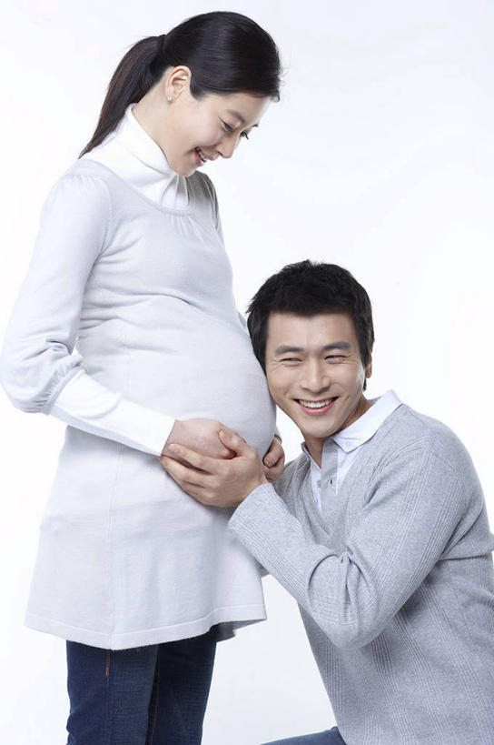 东方人,孕妇,两个人,家庭,夫妻,站,蹲,握手,笑,微笑,露齿笑,竖图,室内,白天,白色背景,侧面,爱情,亚洲,阴影,服装,反射,影子,浪漫,听,注视,休闲装,黄种人,耳钉,装饰品,衣服,饰品,首饰,低头,观察,看,站着,休闲,温暖,温馨,一家人,怀孕,休闲服,恩爱,恋人,摄影,服饰,影棚,观看,和睦,察看,待产,衣着,孕妇装,穿着,关注,妊娠,准妈妈,孕妇裙,耳饰,垂头,衣饰,男人,男性,年轻男性,年轻女性,女人,女性,亚洲人,年轻人,夫妇,情侣,产妇,搀手,蹲着,拉手,手拉手,手握手,站立,半身,彩图,影棚拍摄,拍摄,伴侣,融洽