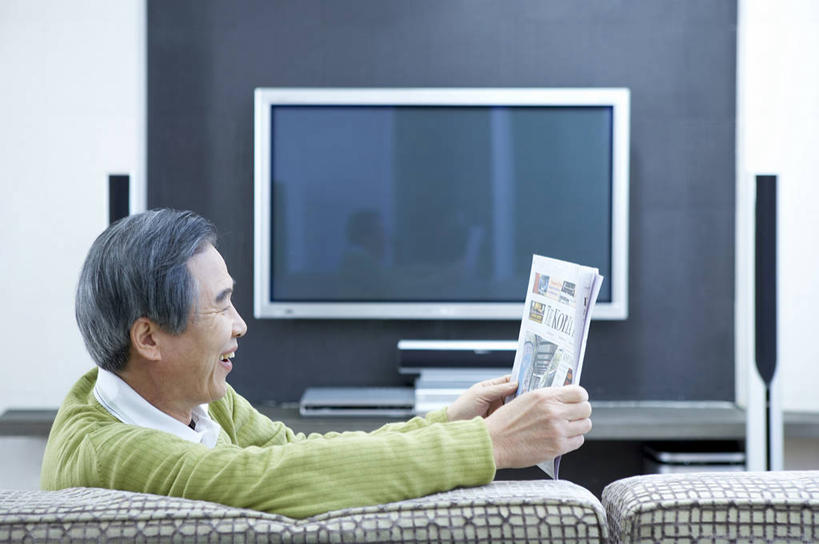 东方人,一个人,客厅,笑,微笑,露齿笑,横图,室内,白天,侧面,阅读,机器,沙发,报纸,电视,亚洲,仅一个男性,仅一个人,握,学习,服装,环保,信息,音响,拿,拿着,注视,休闲装,黄种人,设备,喇叭,衣服,绿色,液晶电视,观察,看,靠,靠着,倚靠,仅一个老年男性,休闲,休闲服,清晰,浏览,握着,服饰,轻薄,能源,观看,新闻,回收,资源,察看,起居室,影碟机,倚着,关注,扬声器,DVD播放器,彩电,布艺沙发,器件,利用,便携,低碳,循环,彩色电视机,DVD播放机,DVD影碟机,光盘存储器,数字多功能光盘,持续,客堂,老年男性,男人,男性,亚洲人,电视机,半身,彩图,电声换能器,高清,报刊