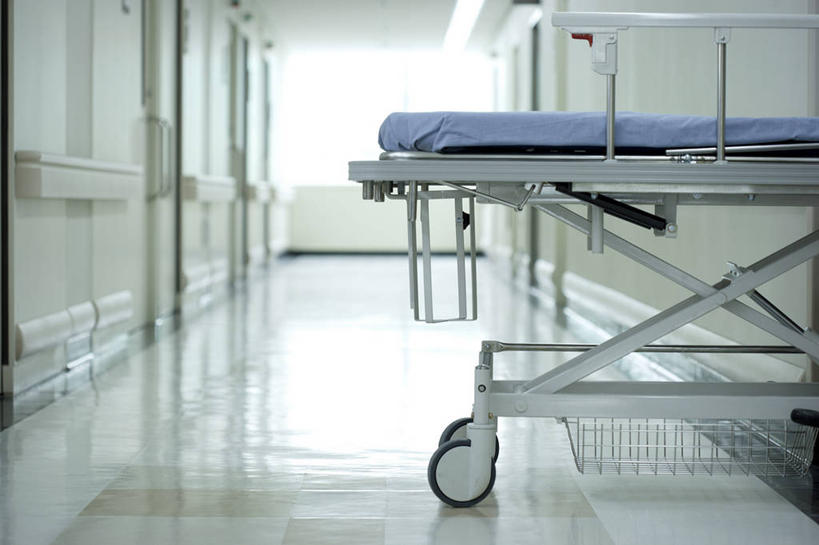 无人,医院,横图,室内,白天,正面,窗户,阴影,反射,光线,影子,走道,走廊,过道,玻璃窗,阳光,急救,医疗设备,担架,医疗器械,救援,医疗机构,彩图,病院,诊所