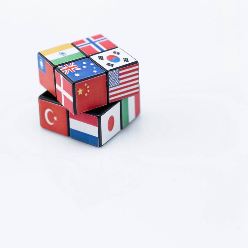 无人,竖图,俯视,室内,特写,白天,白色背景,游戏,智慧,神秘,静物,旗帜,国旗,玩具,许多,阴影,朦胧,模糊,反射,图形,影子,很多,几何,立方体,正方体,玩,娱乐,休闲,魔方,益智,摄影,影棚,活动,发泄,数学,消遣,智力,神奇,宣泄,奥秘,鲁比克方块,魔术方块,扭计骰,旗,玩耍,嬉戏,彩图,高角度拍摄,影棚拍摄,拍摄,几何图形,立体几何,立体图形,正六面体