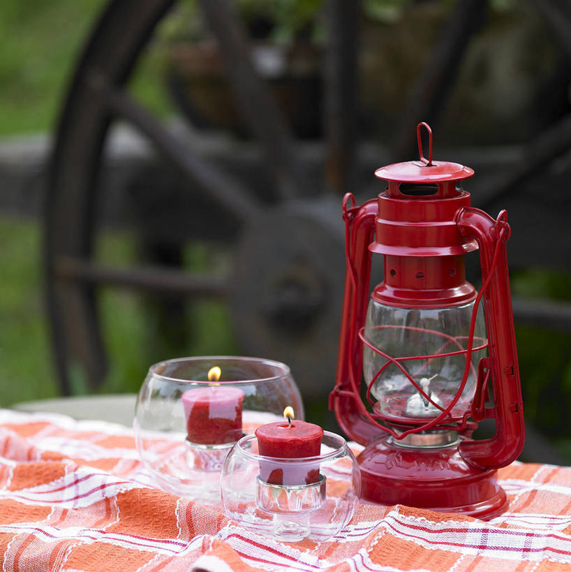 无人,竖图,俯视,室外,白天,草地,草坪,植物,餐桌,桌子,蜡烛,照明,阴影,朦胧,模糊,光线,火焰,推车,影子,烛光,烛台,灯光,燃烧,煤油灯,车,灯,草,红色,绿色,阳光,手推车,灯具,交通工具,点燃,餐台,货车,照亮,两支,小推车,蜡烛架,照明设备,载具,搬运车,烛架,彩图,高角度拍摄,平板车,马灯,手拉车