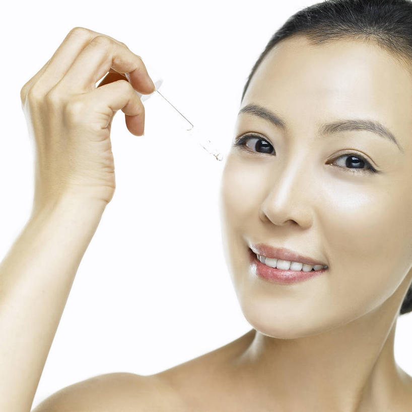 东方人,脸,头,眼睛,鼻子,嘴,脸颊,眉毛,睫毛,手,一个人,竖图,室内,特写,白天,白色背景,正面,实验,仪器,水,亚洲,瞳孔,仅一个年轻女性,仅一个女性,仅一个人,握,阴影,研究,透明,反射,分析,化学,测试,滴管,液体,影子,水滴,拿,拿着,黄种人,裸露,塑料制品,手部,器皿,握着,眼部,摄影,影棚,单手,裸,计量,玻璃仪器,试验耗材,实验用品,年轻女性,女人,女性,亚洲人,头部,鼻,鼻孔,睫,口,口腔,脸部,脸蛋,眉,面部,眼,眼睫毛,眼眉,嘴巴,嘴唇,半身,彩图,影棚拍摄,拍摄,眼眉毛,塑料滴管