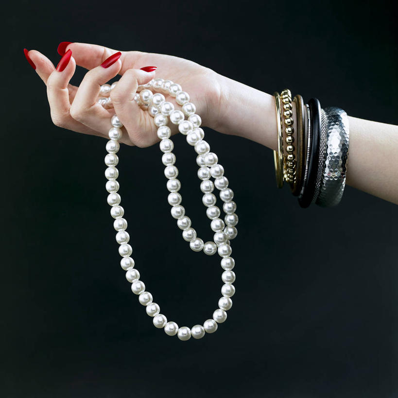 东方人,手,一个人,方图,室内,特写,白天,正面,幸福,纯洁,亚洲,仅一个年轻女性,仅一个女性,仅一个人,许多,握,阴影,装饰,反射,影子,珍珠,很多,拿,指甲油,拿着,黄种人,装饰品,红色,饰品,手链,首饰,健康,手部,握着,手镯,单手,华丽,修饰,点缀,贵重,珍贵,富有,镯子,衬托,美观,雅致,雅观,宝贵,有机宝石,年轻女性,女人,女性,亚洲人,半身,彩图,白珍珠