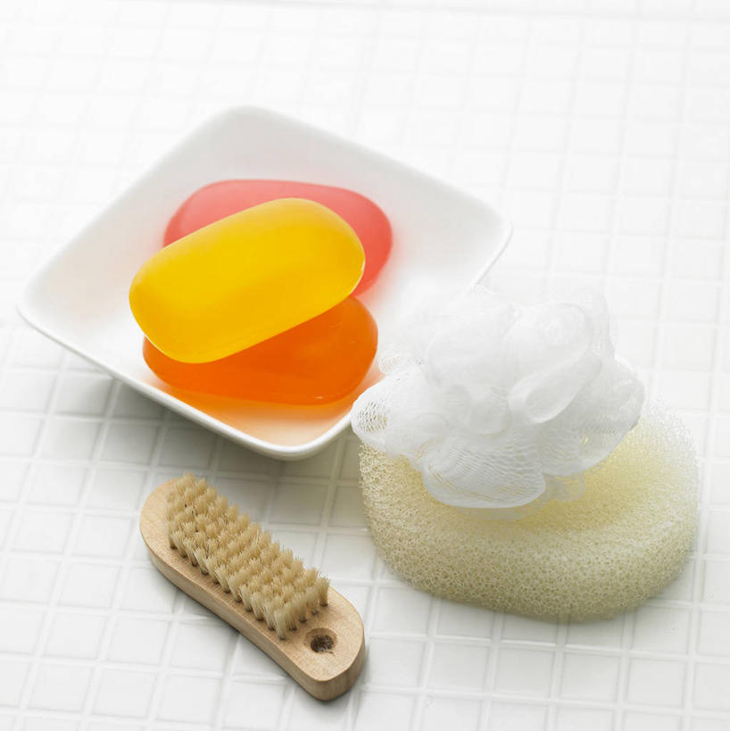 无人,竖图,俯视,室内,特写,白天,白色背景,化妆,美容,静物,护肤,陶瓷,陶瓷制品,白色,化妆品,容器,刷子,肥皂,碗,香皂,浴球,日用品,洗浴用品,清洁,保养,享受,休闲,放松,保健,摄影,影棚,沐浴球,储藏,护肤品,化妆用品,沐浴刷,储存,清洁用具,护肤用品,舒缓,养颜,去污,紧肤,嫩肤,洗浴用具,洗涤,彩图,高角度拍摄,影棚拍摄,拍摄,贮存