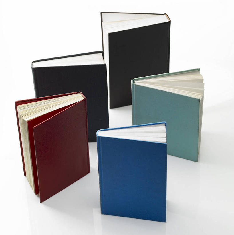 无人,竖图,俯视,室内,特写,白天,白色背景,静物,书籍,阴影,反射,影子,四本,红色,蓝色,黑色,书本,摄影,影棚,书,图书,彩图,高角度拍摄,影棚拍摄,拍摄