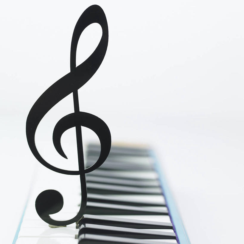 无人,方图,室内,特写,白天,白色背景,正面,键盘,静物,阴影,朦胧,模糊,反射,影子,乐器,音乐,摄影,影棚,键盘乐器,节拍,乐符,音符,风琴,符头,符干,符尾,乐章,彩图,影棚拍摄,拍摄