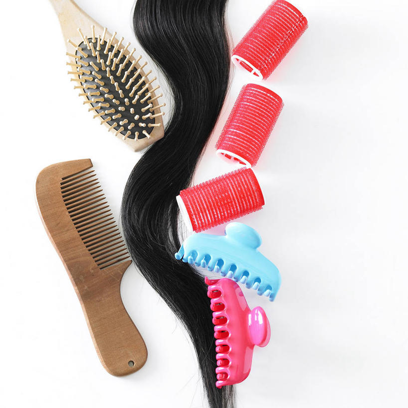 头发,无人,竖图,俯视,室内,特写,白天,白色背景,静物,装饰,头饰,两把,梳子,发夹,发饰,夹子,饰品,日用品,摄影,影棚,华丽,修饰,点缀,毛发,配饰,美发用品,衬托,美观,雅致,雅观,彩图,高角度拍摄,影棚拍摄,拍摄