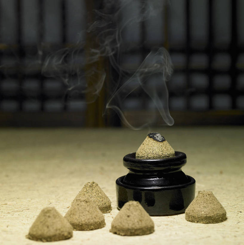 无人,竖图,俯视,室内,特写,白天,石头,蜡烛,阴影,反射,石子,影子,烟雾,燃烧,精油,香薰,香烛,健康,鹅卵石,放松,芳香疗法,烧香,舒心,舒缓,按摩石,香薰精油,养颜,减压,香薰疗法,植物精油,石块,彩图,高角度拍摄