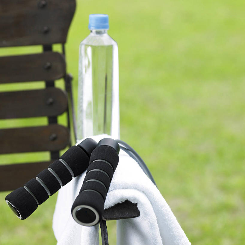 无人,竖图,室外,白天,正面,草地,草坪,水,植物,椅子,阴影,朦胧,模糊,光线,纺织物,液体,影子,木椅,饮用水,运动器械,草,绿色,阳光,绳子,毛巾,矿泉水,清洁,健身器械,保暖,健身器材,蒸馏水,透气,防水,储水,耐磨,吸水,彩图,短绳,运动器材