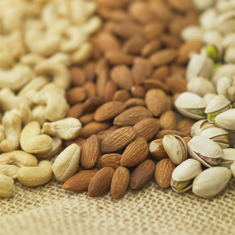 点心,无人,竖图,俯视,室内,特写,白天,杏仁,静物,许多,朦胧,模糊,食品,坚果,果实,很多,食物,干果,零食,无名子,腰果,开心果,胡棒子,鸡腰果,介寿果,绿仁果,杏子,杏梅仁,杏核仁,木落子,苦杏仁,彩图,高角度拍摄