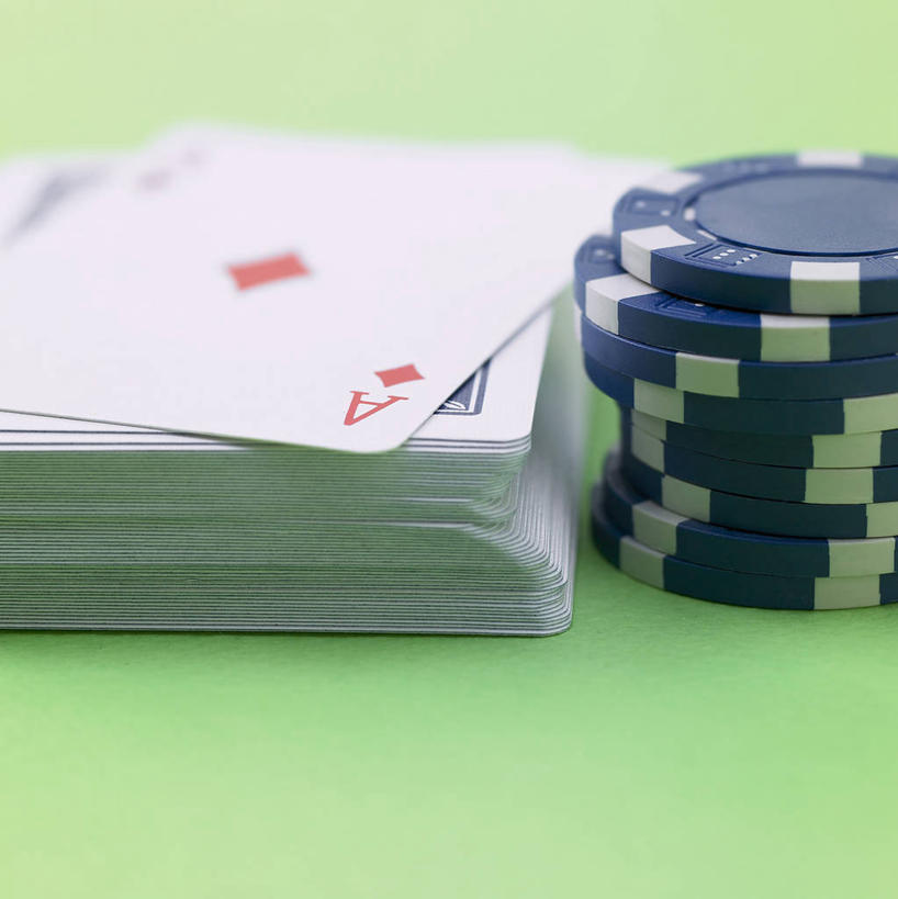 无人,竖图,俯视,室内,特写,白天,游戏,赌博,贪欲,竞争,桌面,桌子,静物,扑克牌,纸牌,玩具,扑克,一堆,许多,绿色背景,阴影,堆叠,堆积,反射,影子,很多,玩,娱乐,刺激,绿色,休闲,筹码,摄影,影棚,活动,堆,计数,发泄,消遣,智力,赌具,积累,累积,投机,侥幸,欲望,宣泄,筹马,记数,玩耍,嬉戏,彩图,高角度拍摄,影棚拍摄,拍摄,胜负,输赢