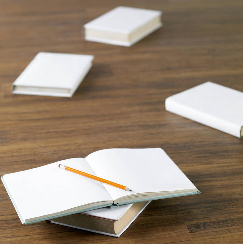 无人,竖图,俯视,室内,特写,白天,桌子,静物,书籍,阴影,朦胧,模糊,反射,木制,笔,影子,办公用品,五本,书桌,文具,黄色,白色,课桌,木制品,铅笔,学习用品,书本,打开,翻开,文具用品,一支,掀开,书,图书,彩图,高角度拍摄