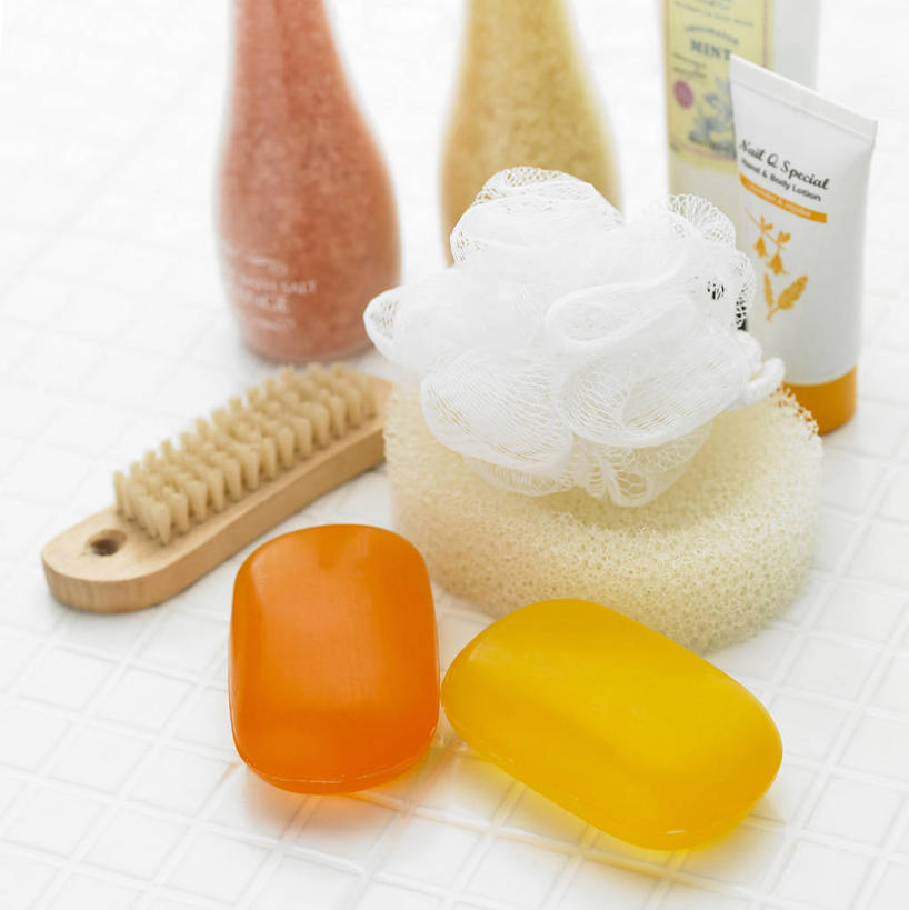 无人,竖图,俯视,室内,特写,白天,白色背景,化妆,美容,静物,护肤,阴影,反射,工具,影子,玻璃制品,两个,一个,玻璃瓶,化妆品,瓶子,刷子,肥皂,香皂,日用品,洗浴用品,清洁,四个,保养,享受,休闲,放松,保健,摄影,影棚,单个,护肤品,化妆用品,清洁用具,板刷,护肤用品,舒缓,养颜,去污,紧肤,嫩肤,洗涤,彩图,高角度拍摄,影棚拍摄,拍摄