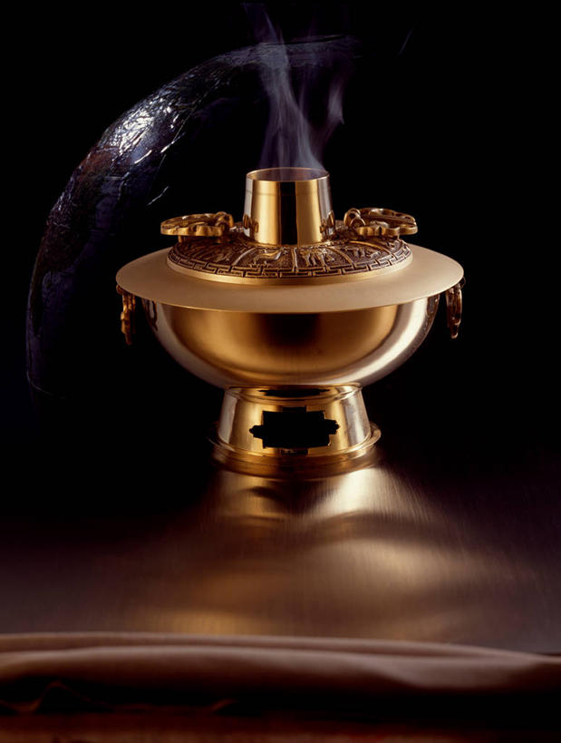 无人,竖图,俯视,室内,特写,白天,烹饪,雾,餐桌,桌子,厨具,金属制品,阴影,沸腾,黑色背景,朦胧,模糊,反射,金属,蒸汽,锅子,影子,烟雾,水蒸气,汤锅,锅,一个,摄影,影棚,单个,餐台,锅具,烹饪用具,蒸发,烹调用具,烹调,彩图,高角度拍摄,影棚拍摄,拍摄