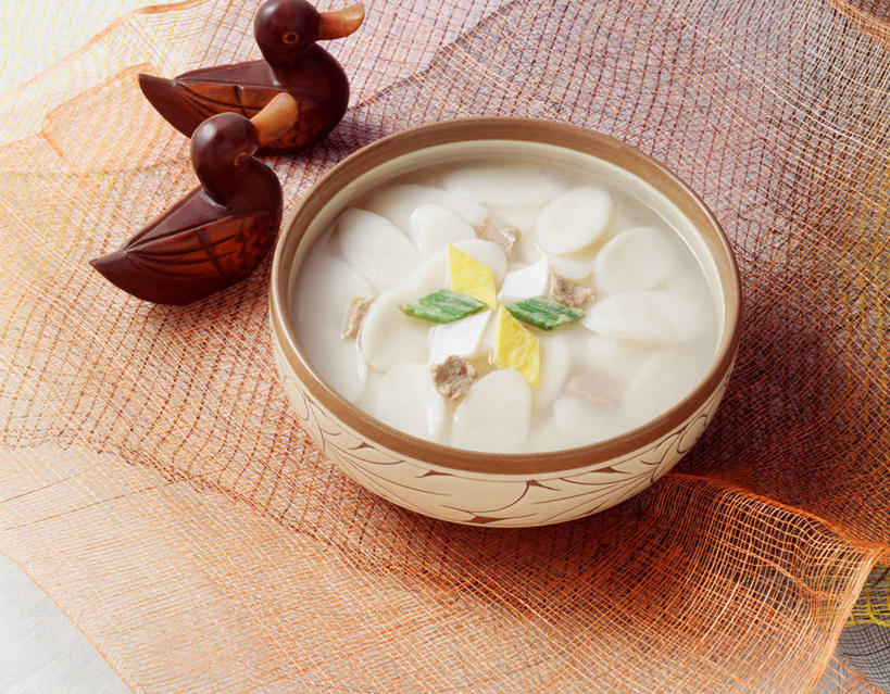 无人,横图,俯视,室内,特写,白天,烹饪,餐桌,桌子,鸟,一堆,许多,阴影,堆叠,堆积,朦胧,模糊,立体,反射,空间,鸟类,鸭,席子,影子,陶瓷,料理,食品,年糕,甜点,陶瓷制品,很多,韩式,菜肴,美食,家禽,食物,糕点,两个,一个,动物,模型,容器,碗,甜食,规划,牲畜,佳肴,单个,餐台,储藏,堆,草席,储存,韩国料理,韩国菜,韩式料理,直观,建筑模型,建筑设计,设计,彩图,高角度拍摄,年年糕,贮存