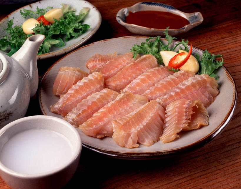 生鱼片,无人,横图,俯视,室内,特写,白天,烹饪,餐桌,桌子,餐具,叶子,阴影,朦胧,模糊,反射,碟子,盘,影子,陶瓷,肉,鱼肉,鱼片,料理,食品,绿叶,陶瓷制品,酒类,米酒,韩式,菜肴,美食,肉类,酒,食物,饮料,一个,红色,绿色,盘子,容器,碟,碗,四个,嫩叶,佳肴,单个,餐台,储藏,储存,韩国料理,肉食,韩国菜,韩式料理,沙西米,江米酒,醪糟,糯米酒,叶,叶片,彩图,高角度拍摄,贮存,刺身