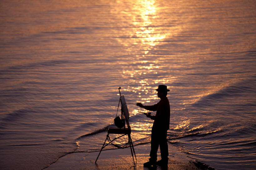 东方人,一个人,画家,站,横图,俯视,室外,白天,绘画,海浪,海洋,日落,帽子,亚洲,仅一个男性,仅一个人,波纹,服装,艺术,木板,浪花,晚霞,霞光,落日,桥,画板,美术用品,木桥,背光,注视,休闲装,黄种人,画架,栈桥,衣服,水纹,海水,黄昏,遮阳帽,波浪,观察,看,站着,仅一个老年男性,休闲,休闲服,彩霞,艺术家,服饰,观看,人行桥,木板桥,美术,察看,画师,关注,绘画工具,逆光,海景,夕照,薄暮,老年男性,男人,男性,亚洲人,大海,风浪,海,海水的波动,近岸浪,涌浪,夕阳,站立,彩图,高角度拍摄,全身,傍晚,斜阳