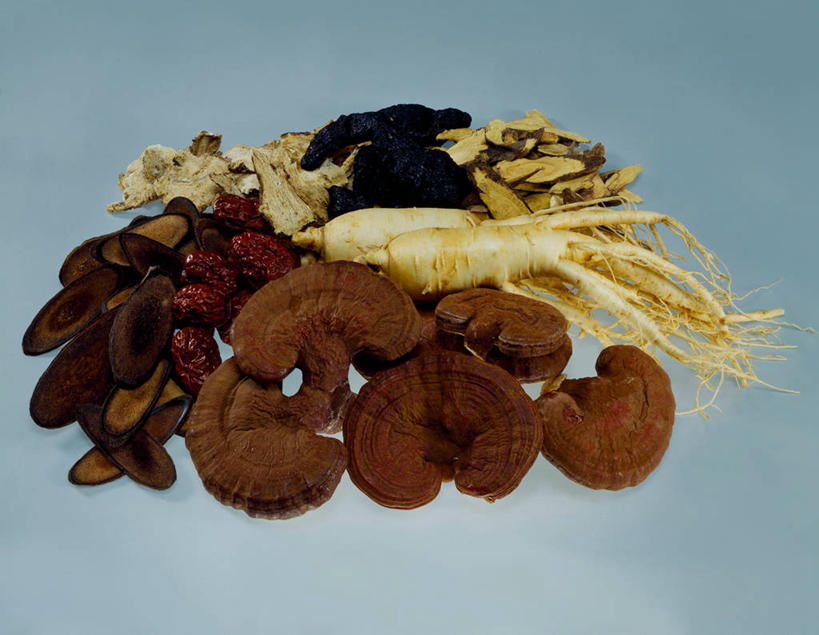 无人,横图,俯视,室内,特写,白天,植物,餐桌,桌子,灵芝,人参,一堆,许多,绿色背景,阴影,堆叠,堆积,反射,影子,菌菇,草药,药草,很多,菌类,中药,绿色,枣,洋参,摄影,红枣,影棚,餐台,堆,真菌,枣子,药材,中草药,中药材,本草,百尺杵,海腴,皱面还丹,人衔,药用菌,大枣,神芝,灵芝草,参,彩图,高角度拍摄,影棚拍摄,拍摄,顶光参,佛兰参,广东人参,花旗参,美国人参,泡参,西参,西洋参,西洋人参,正光结参,正面参,菌灵芝