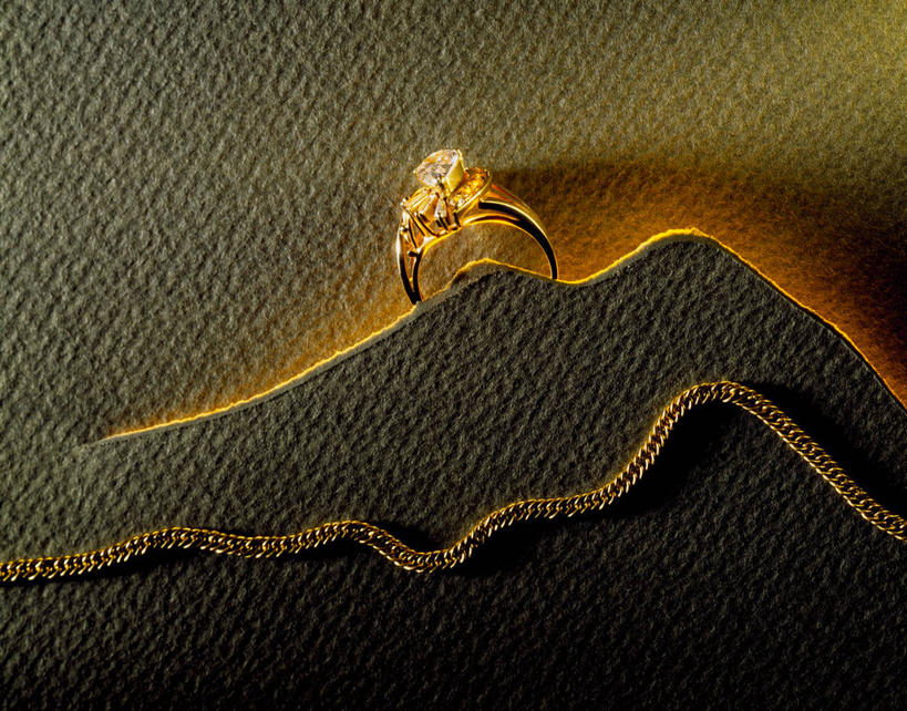 无人,横图,室内,特写,白天,正面,爱情,静物,项链,阴影,反射,影子,纸,纸张,浪漫,装饰品,一个,戒指,饰品,首饰,恩爱,单个,信物,纸板,权利,硬纸板,手饰,彩图