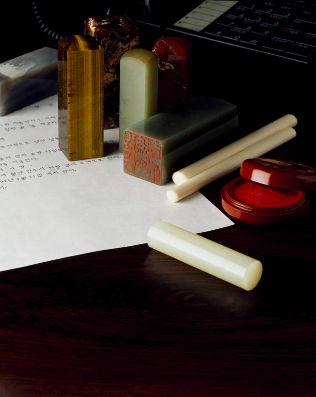 无人,竖图,俯视,室内,特写,白天,餐桌,桌子,静物,许多,阴影,反射,木制,影子,纸,办公用品,纸张,很多,文具,排列,红色,白纸,木制品,学习用品,餐台,印章,办公设备,文具用品,签署,印泥,文化工具,摆列,鉴定,彩图,高角度拍摄,布列,分列