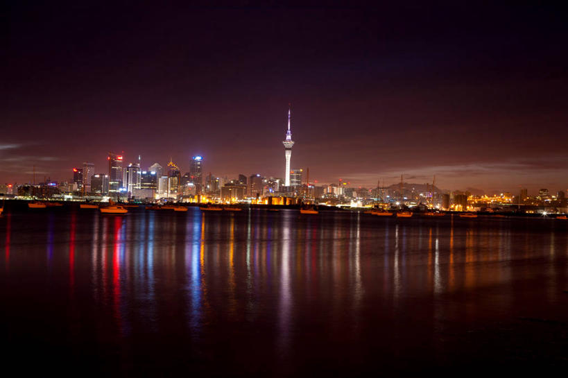 无人,家,高楼大厦,横图,全景,室外,夜晚,正面,旅游,度假,海浪,海洋,天际线,标志建筑,大厦,地标,建筑,路灯,摩天大楼,夜景,照明,新西兰,阴影,光线,影子,房屋,屋子,浪花,塔,灯光,娱乐,建设,楼房,住宅,灯,海水,享受,休闲,旅游胜地,放松,照亮,照明设备,大洋洲,海景,奥克兰,纽西兰,长白云之乡,新西兰北岛,奥克兰区,奥克兰市,风帆之都,天空塔,天空之塔,大海,风浪,海,海水的波动,近岸浪,涌浪,彩图,房子,大楼,高层建筑,高楼,摩天楼