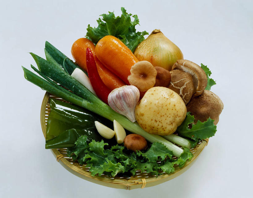 无人,交叉,横图,俯视,室内,特写,白天,白色背景,餐桌,桌子,竹子,萝卜,胡萝卜,蔬菜,蒜,土豆,洋葱,一堆,许多,阴影,堆叠,堆积,竹制,新鲜,编织,反射,篮子,影子,菌菇,生菜,莴苣,食品,很多,蒜头,菌类,食物,一个,灰色,竹篮,食用菌,摄影,有机食品,绿色食品,影棚,单个,餐台,竹条,堆,交织,竹制品,真菌,玉葱,黄萝卜,番萝卜,春菜,鹅仔菜,莴仔菜,千金菜,叶用莴苣,穿插,胡蒜,荷兰葱,圆葱,芋艿,洋芋,洋葱头,山药蛋,球葱,马铃薯,红萝卜,甘荀,大蒜,葱头,彩图,高角度拍摄,影棚拍摄,拍摄,丁香萝卜,胡芦菔金,金笋