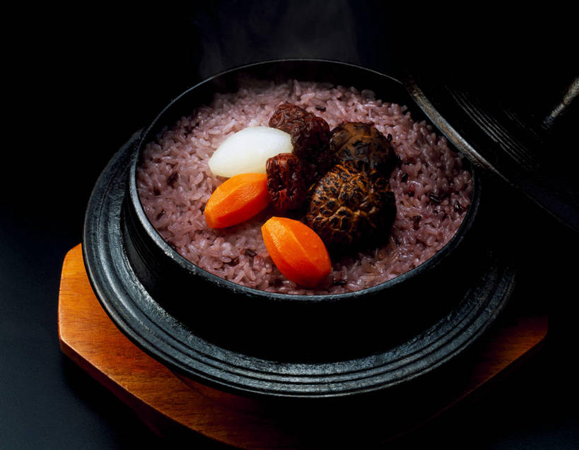 无人,横图,俯视,室内,特写,白天,烹饪,餐桌,桌子,萝卜,胡萝卜,蔬菜,厨具,雕塑,一堆,阴影,堆叠,堆积,黑色背景,新鲜,艺术,装饰,反射,雕刻,雕像,锅子,石锅,影子,菌菇,谷类,谷物,料理,食品,米,韩式,菌类,锅,大米,菜肴,美食,食物,一个,黑色,工艺品,食用菌,摄影,佳肴,有机食品,绿色食品,影棚,单个,餐台,锅具,堆,华丽,修饰,美术,点缀,真菌,石锅拌饭,韩国料理,黄萝卜,番萝卜,韩国菜,韩式料理,烹饪用具,黑米,美学,衬托,美观,雅致,雅观,烹调用具,红萝卜,甘荀,烹调,彩图,高角度拍摄,影棚拍摄,拍摄,丁香萝卜,胡芦菔金,金笋,食雕,食品雕刻,食物雕刻,石锅饭,石碗拌饭