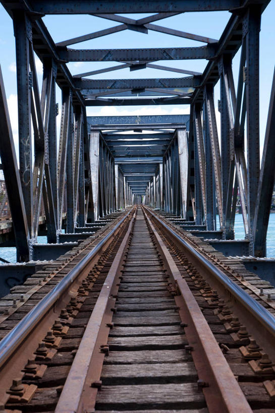 无人,竖图,室外,白天,正面,消失点,度假,美景,城市风光,城市,大桥,路,桥梁,铁路,阴影,光线,影子,景观,云,云朵,桥,轨道,交通,铁轨,云彩,娱乐,拱桥,蓝色,白云,蓝天,天空,阳光,天,享受,休闲,景色,放松,运输,拱形,晴朗,晴空,彩图,没影点,灭点,钢拱桥