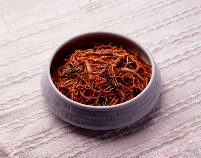 泡菜,无人,横图,俯视,室内,特写,白天,爱情,烹饪,餐桌,桌子,蔬菜,一堆,阴影,堆叠,堆积,新鲜,反射,木制,影子,陶瓷,调料,酱料,酱汁,佐料,料理,食品,陶瓷制品,调味品,韩式,调味料,酱,菜肴,美食,食物,一个,红色,白色,木制品,容器,碗,佳肴,有机食品,绿色食品,单个,餐台,储藏,堆,桔梗花,僧冠帽,储存,韩国料理,柔顺,韩国菜,韩式料理,韩国泡菜,六角荷,永恒,梗草,悲哀,诚实,无望,彩图,高角度拍摄,蓝钟花,贮存