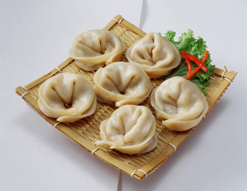 点心,无人,横图,俯视,室内,特写,白天,烹饪,餐桌,桌子,餐具,阴影,反射,木制,碟子,盘,影子,料理,食品,饺子,面点,韩式,小吃,菜肴,美食,食物,一个,盘子,木制品,碟,佳肴,单个,餐台,韩国料理,蒸饺,韩国菜,韩式料理,彩图,高角度拍摄