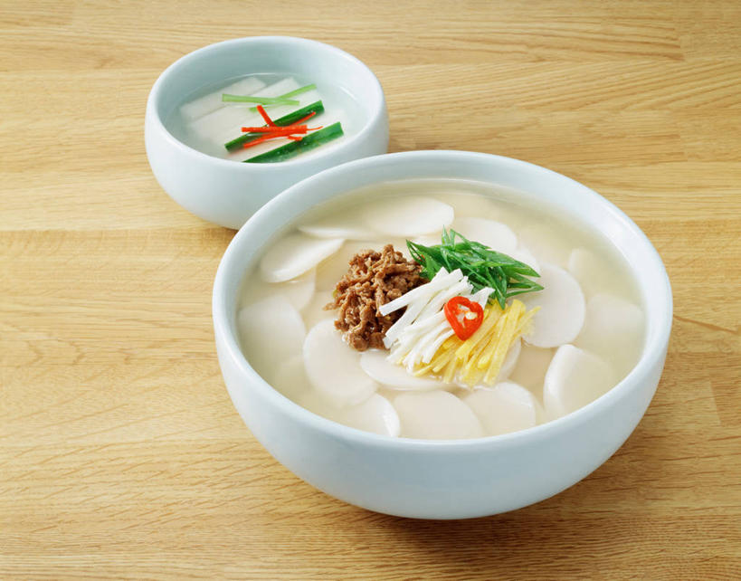 无人,横图,俯视,室内,特写,白天,烹饪,餐桌,桌子,一堆,阴影,堆叠,堆积,反射,木制,影子,陶瓷,汤,料理,食品,年糕,甜点,陶瓷制品,韩式,菜肴,美食,食物,糕点,两个,木制品,容器,碗,甜食,佳肴,餐台,储藏,堆,储存,韩国料理,韩国菜,韩式料理,彩图,高角度拍摄,年年糕,贮存