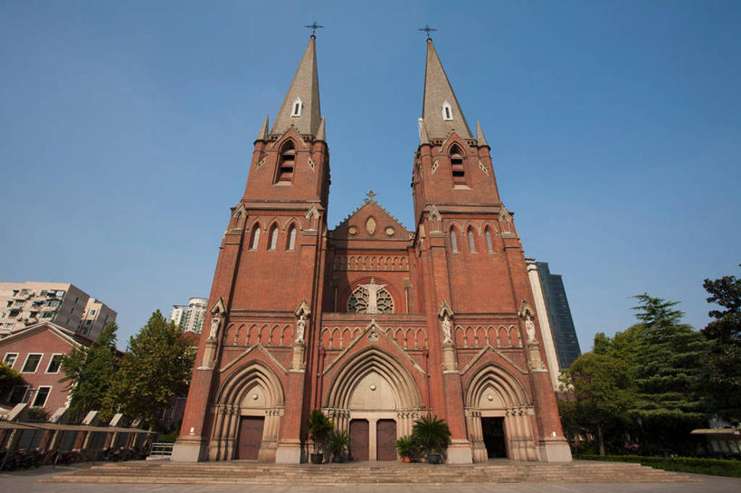 无人,教堂,横图,室外,白天,仰视,旅游,度假,名胜古迹,植物,门,标志建筑,地标,建筑,上海,中国,亚洲,阴影,节日,遗迹,光线,瓦片,影子,墙,屋顶,屋檐,褐色,顶棚,古迹,文化,文物,娱乐,建设,古建筑,檐,墙壁,墙面,树,树木,蓝色,绿色,蓝天,天空,阳光,自然,门框,天,祈祷,享受,休闲,健康,旅游胜地,放松,许愿,宗教,信仰,生长,晴朗,成长,纪念,祈求,申,信念,古文明,东亚,徐家汇天主堂,徐汇区,上海市,万里无云,中华人民共和国,沪,华东地区,平安,晴空,晴空万里,彩图,低角度拍摄,大教堂,礼拜堂,圣依纳爵堂,圣依纳爵主教座堂,徐家汇大教堂