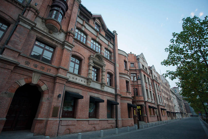 无人,餐厅,栏杆,横图,室外,白天,仰视,旅游,度假,植物,窗户,门,标志建筑,道路,地标,建筑,路,路灯,照明,上海,中国,亚洲,阴影,光线,影子,墙,围栏,小路,灯光,褐色,交通,娱乐,建设,圆明园路,护栏,玻璃窗,墙壁,墙面,灯,树,树木,蓝色,绿色,蓝天,天空,阳光,自然,门框,天,享受,休闲,旅游胜地,放松,生长,晴朗,成长,照亮,申,照明设备,黄浦区,外滩源,东亚,上海市,万里无云,中华人民共和国,沪,华东地区,晴空,晴空万里,彩图,低角度拍摄,餐馆,饭店,饭馆,安培洋行大楼