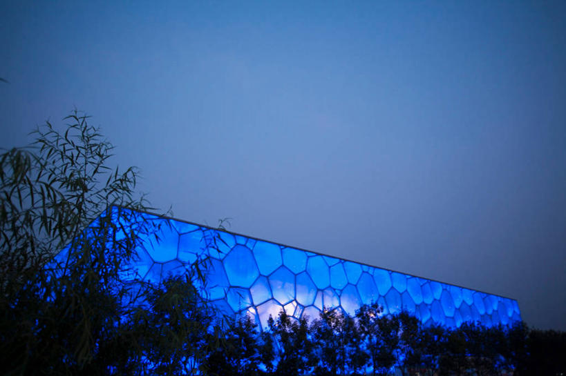 无人,体育馆,游泳池,公园,横图,彩色,室外,夜晚,仰视,旅游,度假,水,植物,标志建筑,地标,建筑,霓虹灯,夜景,北京,中国,亚洲,阴影,光线,影子,墙,水池,水面,灯光,七彩,首都,娱乐,光源,建设,泳池,霓虹,墙壁,墙面,灯,树,树木,蓝色,绿色,自然,享受,休闲,旅游胜地,放松,生长,成长,游泳馆,照明设备,东亚,中华人民共和国,北京市,京,北平,华北地区,朝阳区,氖灯,彩图,低角度拍摄,北京奥林匹克公园,国家游泳中心,水立方