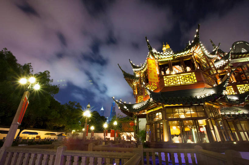 无人,家,栏杆,横图,室外,夜晚,仰视,旅游,度假,植物,窗户,门,标志建筑,地标,建筑,路灯,夜景,照明,上海,中国,亚洲,阴影,光线,瓦片,影子,柱子,房屋,屋顶,屋檐,屋子,围栏,灯光,顶棚,娱乐,建设,护栏,楼房,檐,玻璃窗,住宅,灯,树,树木,绿色,自然,门框,九曲桥,豫园,享受,休闲,旅游胜地,放松,生长,成长,照亮,申,照明设备,黄浦区,东亚,上海市,中华人民共和国,沪,华东地区,上海九曲桥,彩图,低角度拍摄,房子