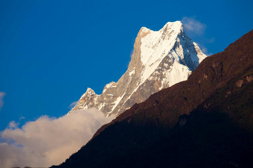 无人,横图,室外,白天,正面,旅游,度假,石头,美景,山,雪,雪山,大雪,尼泊尔,亚洲,阴影,光线,石子,影子,冰,积雪,景观,山峰,悬崖,雪景,云,云朵,冬季,冬天,山峦,云彩,娱乐,蓝色,白云,蓝天,天空,阳光,自然,天,享受,休闲,景色,放松,寒冷,晴朗,冰冷,自然风光,南亚,安纳普尔纳峰,尼泊尔王国,严寒,冰凉,酷寒,凛冽,凛凛,极冷,绝壁,库塘峰,石块,岩石,晴空,彩图,鱼尾峰