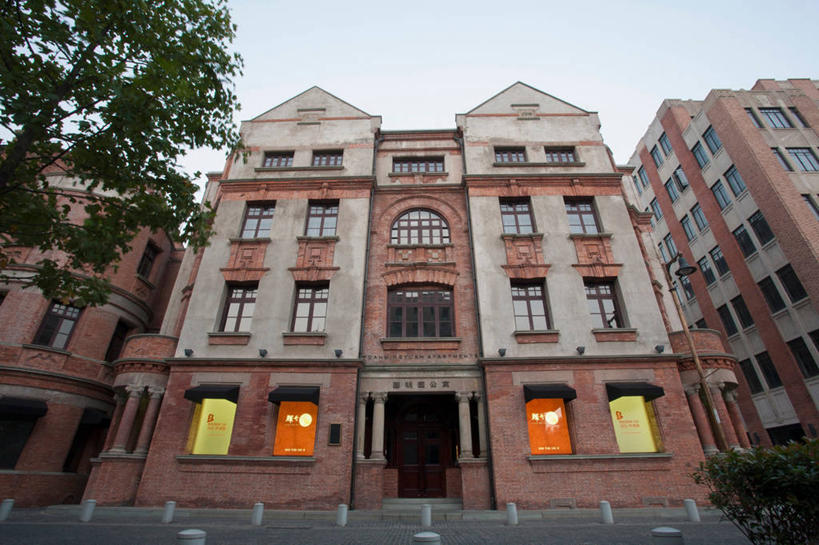 无人,家,横图,室外,白天,仰视,旅游,度假,植物,窗户,门,标志建筑,地标,建筑,上海,中国,亚洲,一排,阴影,整齐,并列,并排,光线,影子,房屋,墙,屋子,云,云朵,公寓,褐色,云彩,娱乐,建设,洋房,圆明园路,楼房,玻璃窗,墙壁,墙面,住宅,树,树木,排列,蓝色,绿色,白云,蓝天,天空,阳光,自然,门框,天,享受,休闲,旅游胜地,放松,生长,晴朗,成长,申,队列,平行,黄浦区,外滩源,圆明园公寓,东亚,上海市,中华人民共和国,沪,华东地区,晴空,彩图,低角度拍摄,房子