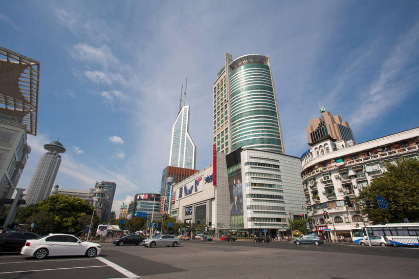 无人,宾馆,高楼大厦,横图,室外,白天,仰视,旅游,度假,植物,窗户,落地窗,标志建筑,大厦,道路,地标,建筑,酒店,路,摩天大楼,公路,汽车,上海,中国,亚洲,一排,许多,阴影,整齐,并列,并排,光线,影子,云,云朵,分界线,停车线,交通,很多,云彩,娱乐,建设,玻璃窗,车,树,树木,排列,蓝色,绿色,白云,蓝天,天空,阳光,自然,交通工具,轿车,南京路,天,享受,休闲,旅游胜地,放松,南京路步行街,南京东路,生长,晴朗,成长,车行道,车行道分界线,旅社,申,队列,载具,标线,平行,玻璃幕墙,黄浦区,上海新世界丽笙大酒店,东亚,车行线,上海市,中华人民共和国,沪,华东地区,晴空,马路,彩图,低角度拍摄,大楼,高层建筑,高楼,客店,客栈,旅店,旅馆,摩天楼,商旅,上海世茂国际广场,世贸国际广场