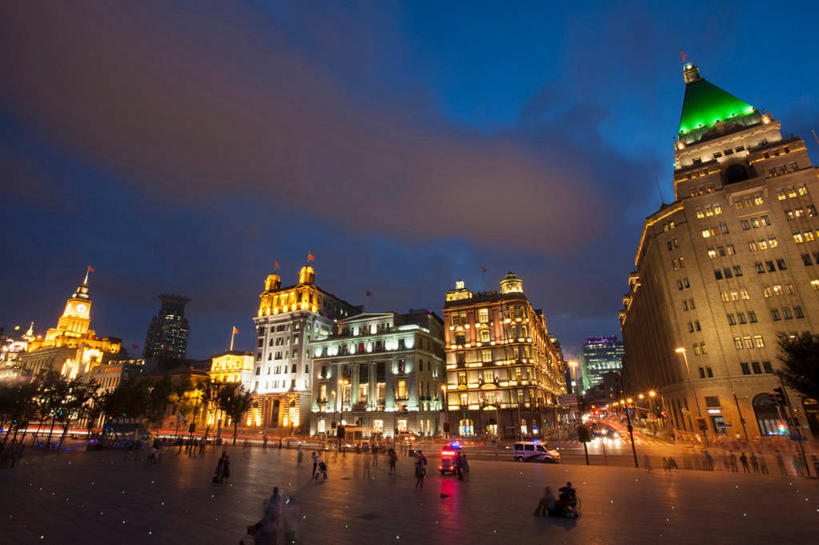 无人,宾馆,高楼大厦,横图,室外,夜晚,仰视,旅游,度假,植物,标志建筑,大厦,道路,地标,建筑,酒店,路,路灯,摩天大楼,夜景,公路,照明,上海,中国,亚洲,阴影,光线,影子,屋顶,灯光,交通,顶棚,娱乐,建设,黄浦江,灯,树,树木,绿色,自然,外滩,享受,休闲,旅游胜地,放松,生长,成长,旅社,照亮,申,照明设备,黄浦区,东亚,沙逊大厦,中山东一路,上海市,中华人民共和国,沪,华东地区,马路,彩图,低角度拍摄,大楼,高层建筑,高楼,客店,客栈,旅店,旅馆,摩天楼,黄埔滩,上海外滩,外黄埔滩,商旅