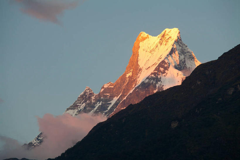 无人,横图,室外,白天,正面,旅游,度假,石头,美景,山,雪,雪山,大雪,尼泊尔,亚洲,阴影,光线,石子,影子,冰,积雪,景观,山峰,悬崖,雪景,云,云朵,冬季,冬天,山峦,云彩,娱乐,蓝色,白云,蓝天,天空,阳光,自然,天,享受,休闲,景色,放松,寒冷,晴朗,冰冷,自然风光,南亚,安纳普尔纳峰,尼泊尔王国,严寒,冰凉,酷寒,凛冽,凛凛,极冷,绝壁,库塘峰,石块,岩石,晴空,彩图,鱼尾峰