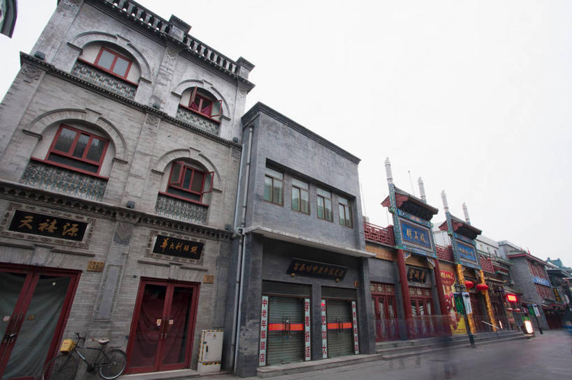 无人,商店,横图,室外,白天,仰视,旅游,度假,建材,窗户,门,标志建筑,道路,地标,建筑,路,北京,中国,亚洲,材料,砖,砖块,墙,乌云,云,阴天,云朵,小路,交通,首都,云彩,娱乐,建设,商铺,玻璃窗,墙壁,墙面,灰色,天空,门框,天,享受,休闲,砖头,旅游胜地,放松,建造,昏暗,阴沉,东亚,中华人民共和国,北京市,京,北平,华北地区,西城区,市肆,商号,石料,彩图,低角度拍摄,店铺,砌墙砖,大栅栏,大栅栏街