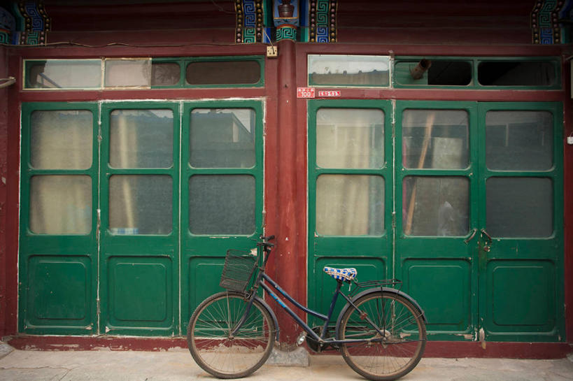 无人,家,横图,室外,白天,正面,度假,美景,门,城市风光,城市,自行车,北京,中国,亚洲,一辆,阴影,光线,影子,房屋,屋子,景观,首都,娱乐,楼房,住宅,车,脚踏车,绿色,阳光,门框,交通工具,享受,休闲,景色,放松,载具,东亚,中华人民共和国,北京市,京,北平,华北地区,西城区,彩图,房子,大栅栏,大栅栏街