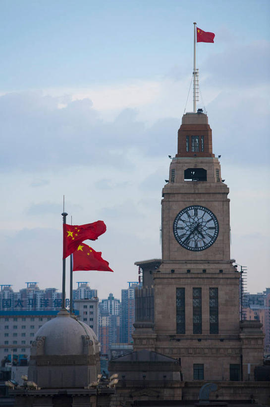 无人,家,竖图,室外,白天,正面,旅游,度假,标志建筑,地标,建筑,旗帜,国旗,上海,中国,亚洲,阴影,飘扬,时间,光线,时钟,影子,房屋,屋子,云,云朵,钟楼,计时,云彩,娱乐,建设,楼房,五星红旗,住宅,蓝色,白云,蓝天,天空,阳光,钟表,天,享受,休闲,表,旅游胜地,放松,晴朗,飘逸,申,飞扬,黄浦区,中国国旗,东亚,上海海关大楼,海关大楼,中山东一路,上海市,中华人民共和国,沪,华东地区,塔钟,旗,钟,晴空,彩图,房子,红地五星旗,中华人民共和国国旗