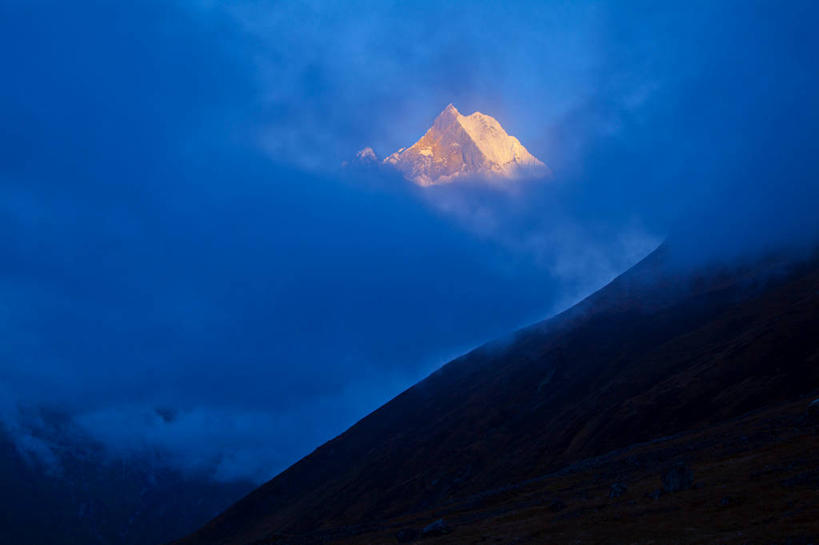 无人,横图,室外,白天,正面,旅游,度假,美景,山,雪,雪山,雾,大雪,尼泊尔,亚洲,阴影,朦胧,模糊,光线,影子,冰,积雪,景观,山峰,雪景,云,云朵,冬季,冬天,山峦,云彩,娱乐,蓝色,白云,蓝天,天空,阳光,自然,天,享受,休闲,景色,放松,寒冷,晴朗,迷雾,冰冷,自然风光,南亚,安纳普尔纳峰,尼泊尔王国,严寒,冰凉,酷寒,凛冽,凛凛,极冷,库塘峰,大雾,晴空,彩图,鱼尾峰