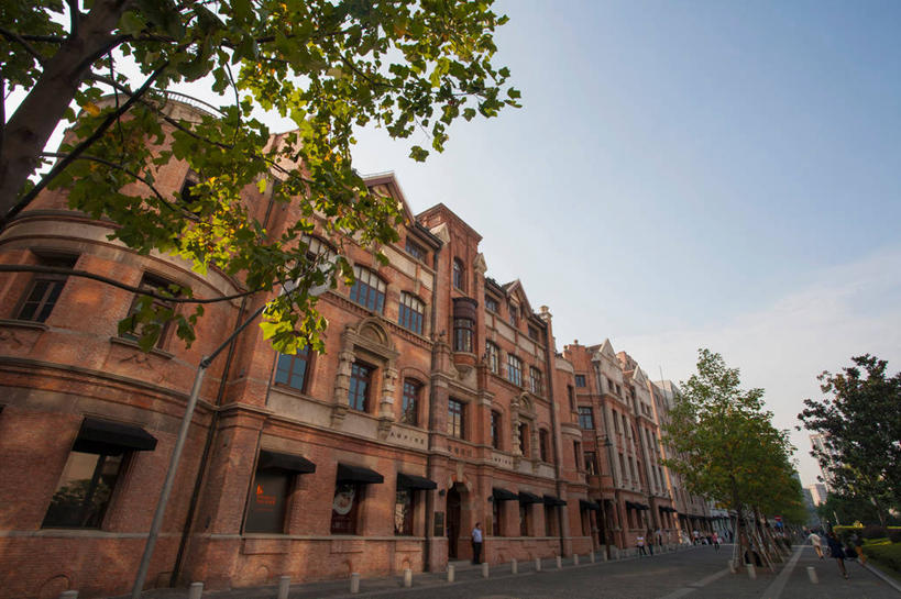 东方人,家,走,横图,室外,白天,仰视,旅游,度假,植物,标志建筑,道路,地标,建筑,路,公路,上海,中国,亚洲,行人,游客,游人,阴影,服装,光线,影子,房屋,墙,屋子,云,云朵,公寓,分界线,褐色,停车线,交通,许多人,云彩,休闲装,黄种人,娱乐,建设,洋房,圆明园路,楼房,路人,旅客,墙壁,墙面,住宅,树,树木,衣服,蓝色,绿色,白云,蓝天,天空,阳光,自然,天,一群人,享受,休闲,休闲服,旅游胜地,放松,服饰,生长,晴朗,成长,车行道,车行道分界线,申,标线,黄浦区,外滩源,圆明园公寓,东亚,车行线,上海市,中华人民共和国,沪,华东地区,过客,男人,男性,年轻男性,年轻女性,女人,女性,亚洲人,晴空,马路,步行,散步,走路,彩图,低角度拍摄,全身,房子