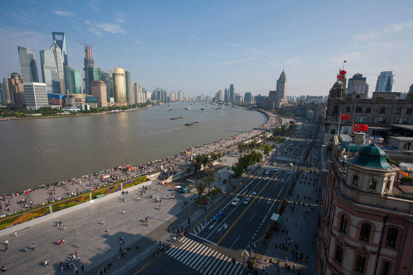 东方人,宾馆,高楼大厦,走,横图,俯视,航拍,室外,白天,度假,草地,草坪,河流,美景,水,植物,城市风光,标志建筑,城市,大厦,道路,地标,建筑,酒店,路,摩天大楼,公路,上海,中国,亚洲,行人,游客,游人,阴影,服装,曲折,弯曲,光线,影子,河水,景观,水流,云,云朵,建筑群,交通,许多人,云彩,休闲装,黄种人,娱乐,建设,黄浦江,金茂大厦,浦东,路人,旅客,草,树,树木,衣服,蓝色,绿色,白云,蓝天,天空,阳光,自然,外滩,天,一群人,享受,休闲,休闲服,景色,放松,服饰,环球金融中心,蜿蜒,生长,晴朗,成长,旅社,申,鸟瞰,黄浦区,金融中心,陆家嘴,陆家嘴金融贸易区,浦东新区,上海环球金融中心,东亚,中山东一路,上海市,中华人民共和国,沪,华东地区,时代金融中心,金茂大楼,过客,环球金融中心大厦,男人,男性,年轻男性,年轻女性,女人,女性,亚洲人,晴空,马路,步行,散步,走路,半身,彩图,高角度拍摄,大楼,高层建筑,高楼,客店,客栈,旅店,旅馆,摩天楼,黄埔滩,上海外滩,外黄埔滩,商旅,汇中饭店,汇中饭店大楼