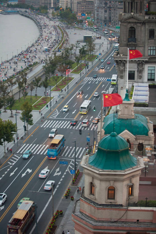 无人,宾馆,竖图,俯视,室外,白天,旅游,度假,植物,标志建筑,道路,地标,建筑,酒店,路,人行横道,公路,汽车,旗帜,国旗,上海,中国,亚洲,两面,一排,许多,整齐,并列,并排,乌云,云,阴天,云朵,人行道,分界线,停车线,交通,很多,云彩,娱乐,建设,黄浦江,五星红旗,车,树,树木,排列,绿色,天空,自然,交通工具,轿车,外滩,天,享受,休闲,旅游胜地,放松,生长,成长,车行道,车行道分界线,旅社,申,昏暗,阴沉,队列,载具,标线,人行横道线,平行,黄浦区,中国国旗,东亚,车行线,中山东一路,上海市,中华人民共和国,沪,华东地区,旗,斑马线,马路,彩图,高角度拍摄,客店,客栈,旅店,旅馆,红地五星旗,中华人民共和国国旗,黄埔滩,上海外滩,外黄埔滩,商旅,汇中饭店,汇中饭店大楼